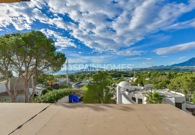 Villa with Open Sea and City Views in Altea, Alicante 38