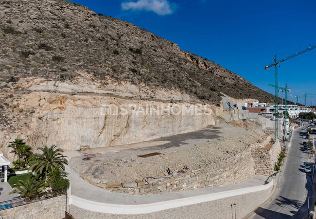 Luxury Houses with Private Gardens and Pools in Finestrat 12