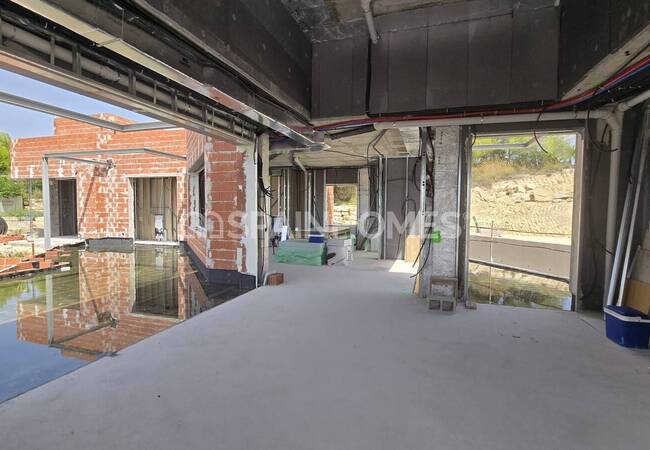 Las Colinas Golf'te Güney-batı Cepheli Şık Ev 29