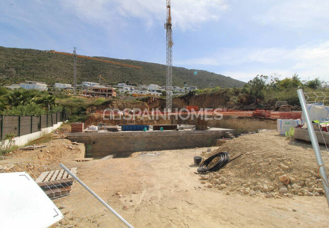 Jávea'da Havuzlu ve Modern Olanaklı 4 Yatak Odalı Villa 15