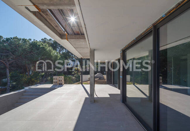 Elegant Detached House with Pool and Garden in Barcelona 13