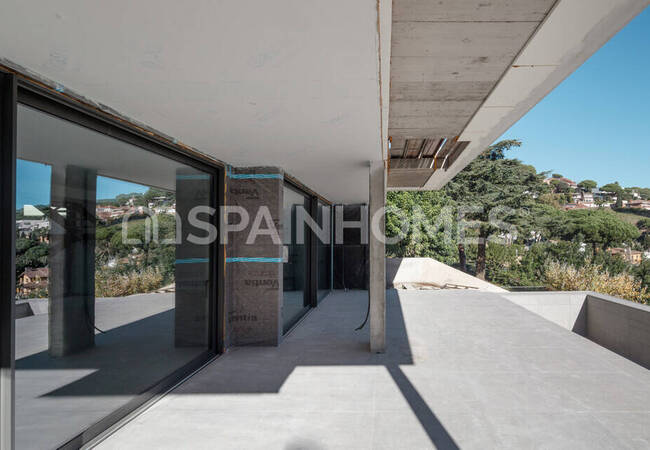 Elegant Detached House with Pool and Garden in Barcelona 14