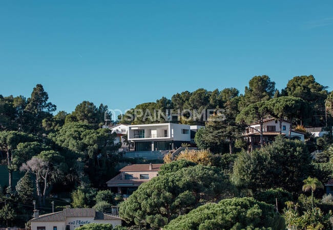 Elegant Detached House with Pool and Garden in Barcelona 11