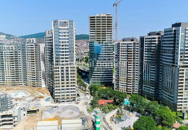 Modern Real Estate with Island and Sea Views in Maltepe 14