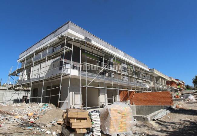 Semi-detached Villas with Private Pools and Gardens in Beylikduzu 26