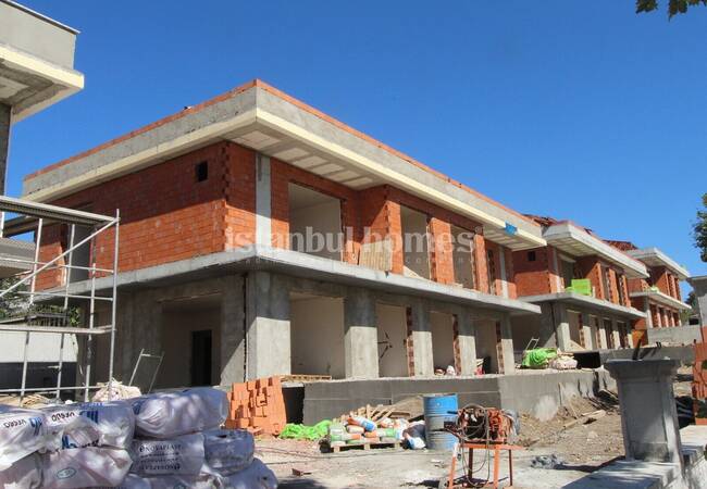 Semi-detached Villas with Private Pools and Gardens in Beylikduzu 27