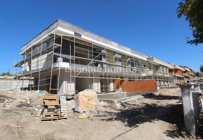 Semi-detached Villas with Private Pools and Gardens in Beylikduzu 25