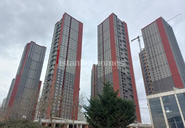 Apartments in a Complex with a Pool and Security in Esenyurt 19