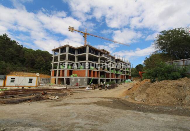 شقق في مجمع يقدم حياة على جانب الغابة في إسطنبول إيوبسلتان 19