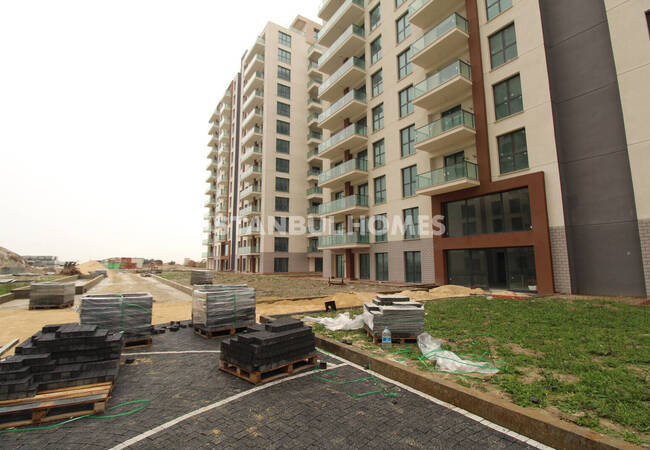 Недвижимость с видом на озеро рядом с главной дорогой в Стамбуле 25