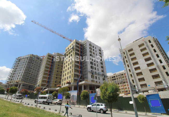 Flats in a Complex with Pool in Bagcilar Istanbul 15