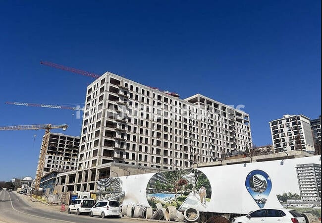 Магазины на главной улице рядом с метро и паромом в Малтепе 2