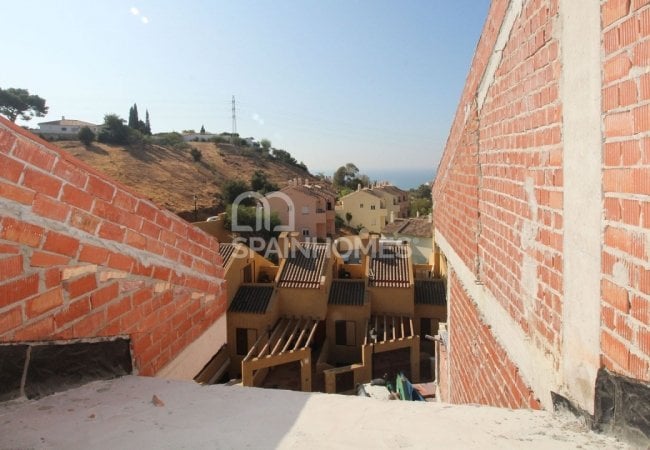 3-Этажные Таунхаусы в Фуэнхироле с Удобным Доступом к Шоссе 9