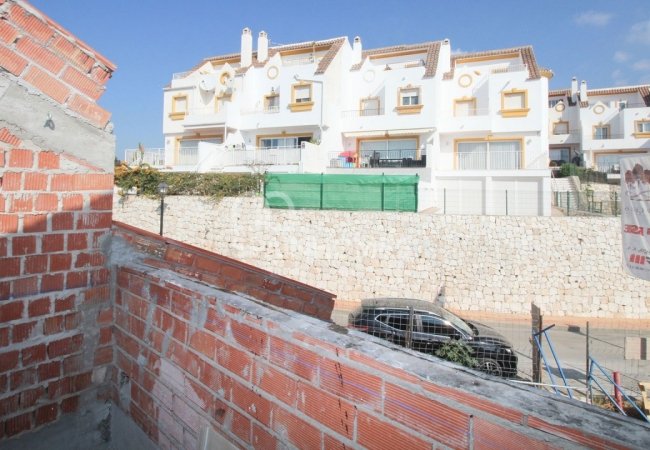 3-Этажные Таунхаусы в Фуэнхироле с Удобным Доступом к Шоссе 10