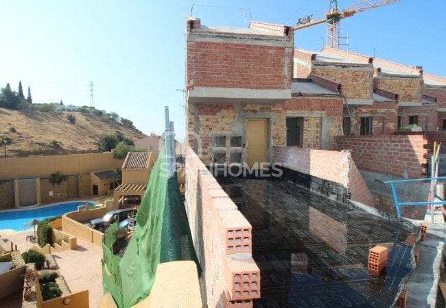 3-Этажные Таунхаусы в Фуэнхироле с Удобным Доступом к Шоссе 11