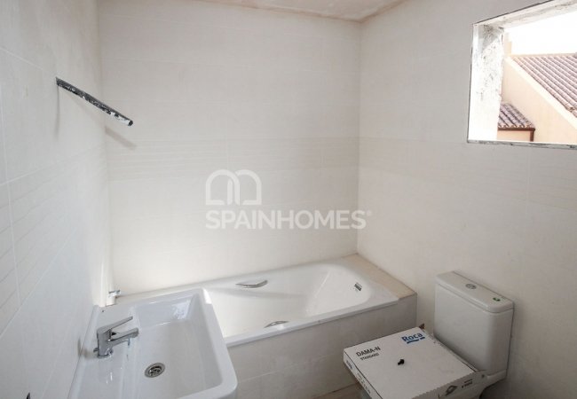 3-Этажные Таунхаусы в Фуэнхироле с Удобным Доступом к Шоссе 13