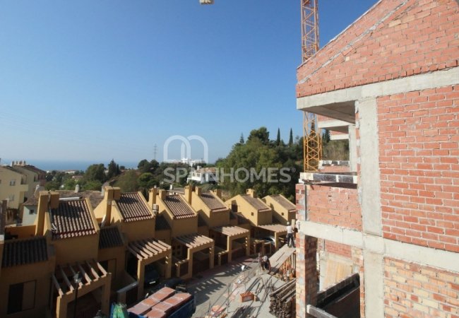 3-Этажные Таунхаусы в Фуэнхироле с Удобным Доступом к Шоссе 8