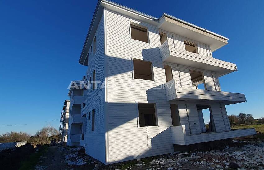 املاک نوساز شیک در مجتمعی با استخر در کادریه 10