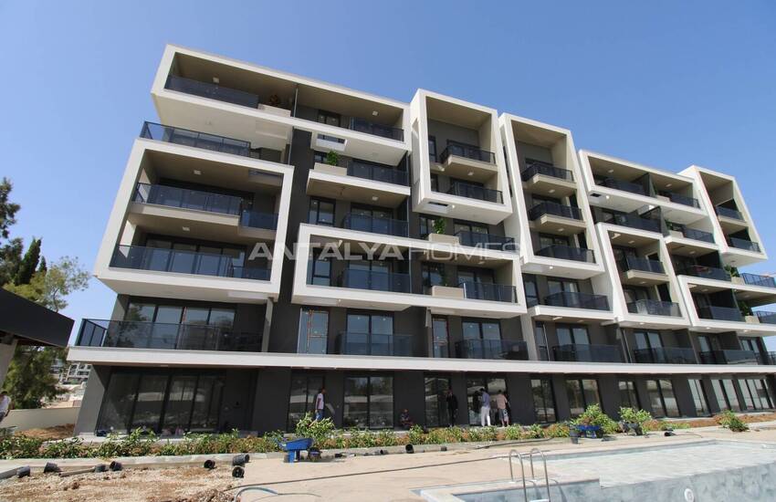 شقق بغرفة كبيرة على الطريق الرئيسي في أنطاليا ألتيناش 15