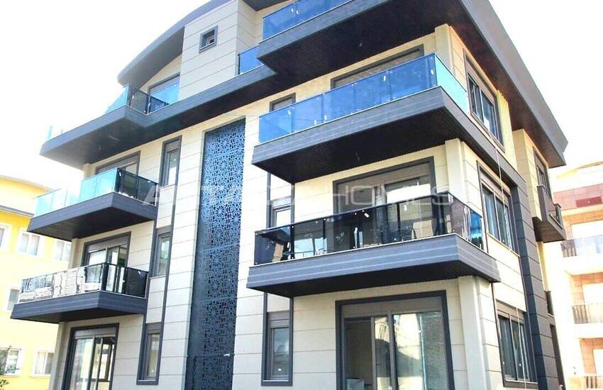 آپارتمان لوکس در یک مجتمع با استخر مشترک در بلک 15