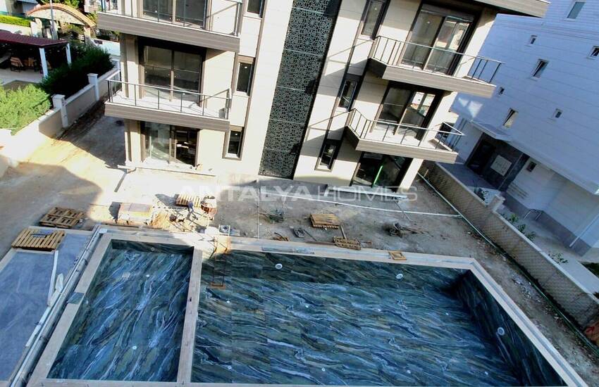 آپارتمان لوکس در یک مجتمع با استخر مشترک در بلک 8