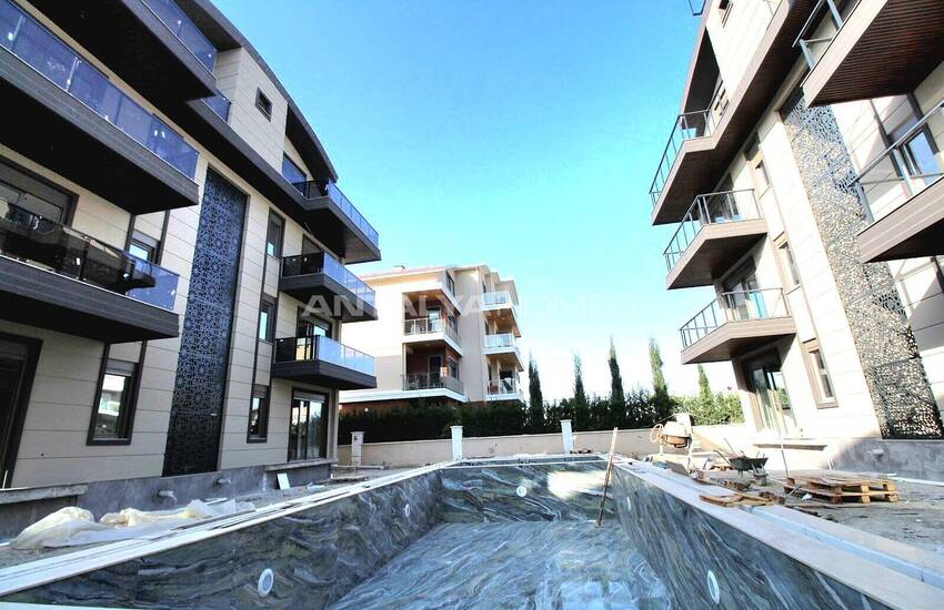 آپارتمان لوکس در یک مجتمع با استخر مشترک در بلک 14