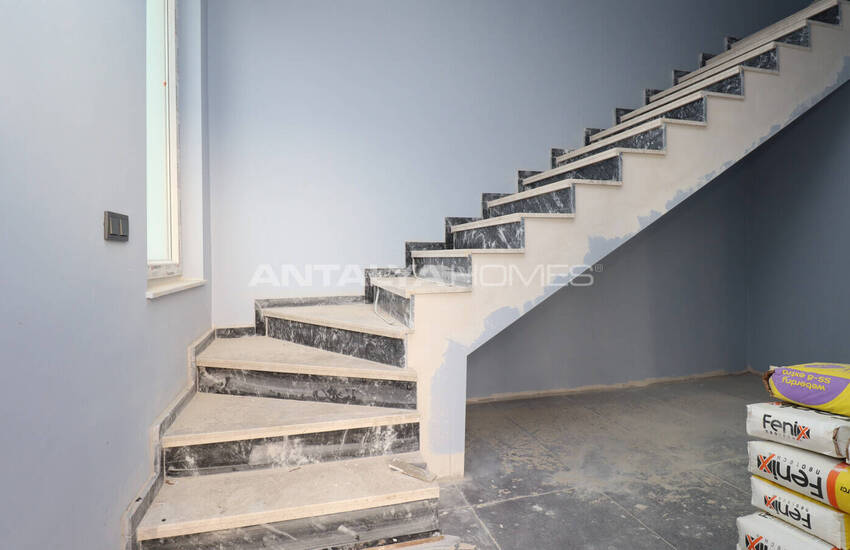 Antalya Döşemealtı'nda Olanaklara Yakın Yarı Müstakil Villa 27