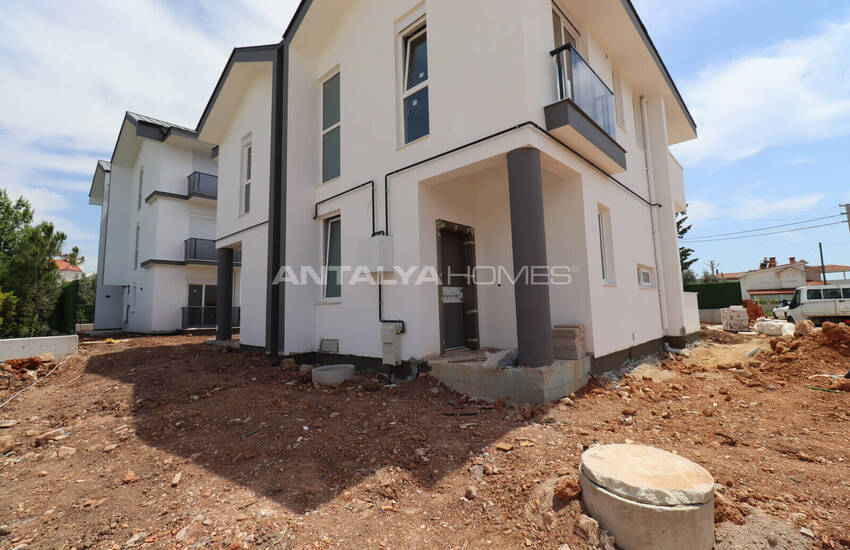 Antalya Döşemealtı'nda Olanaklara Yakın Yarı Müstakil Villa 23