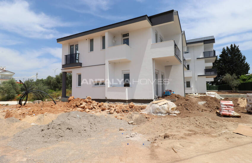 Antalya Döşemealtı'nda Olanaklara Yakın Yarı Müstakil Villa 24