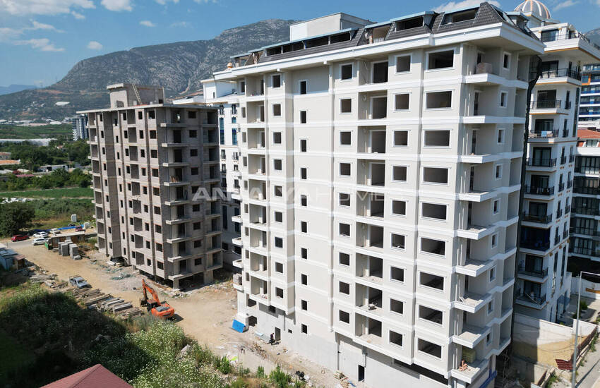 Properties in a Complex with Pool in Alanya Mahmutlar 24