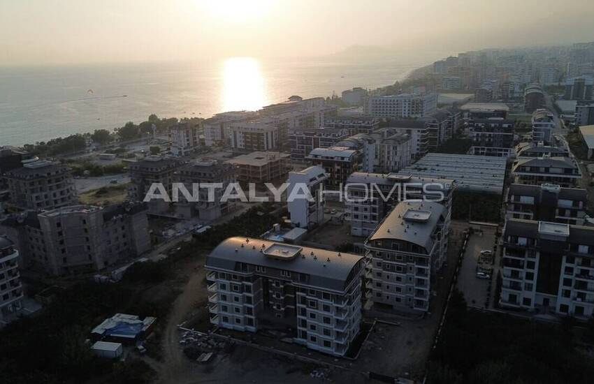 Alanya'da 3 Bloklu Sosyal Olanaklara Sahip Sitede Daireler 24