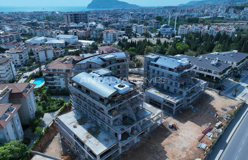 عقارات تجارية على طريق مزدحم في ألانيا 12