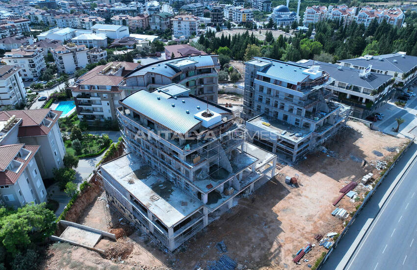 عقارات تجارية على طريق مزدحم في ألانيا 13