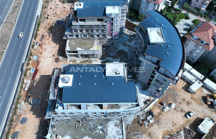 عقارات تجارية على طريق مزدحم في ألانيا 15