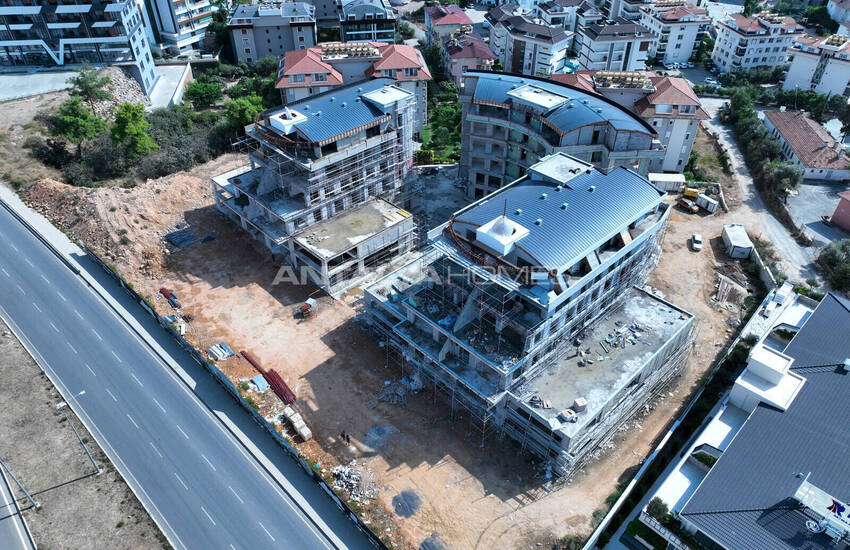 عقارات تجارية على طريق مزدحم في ألانيا 16