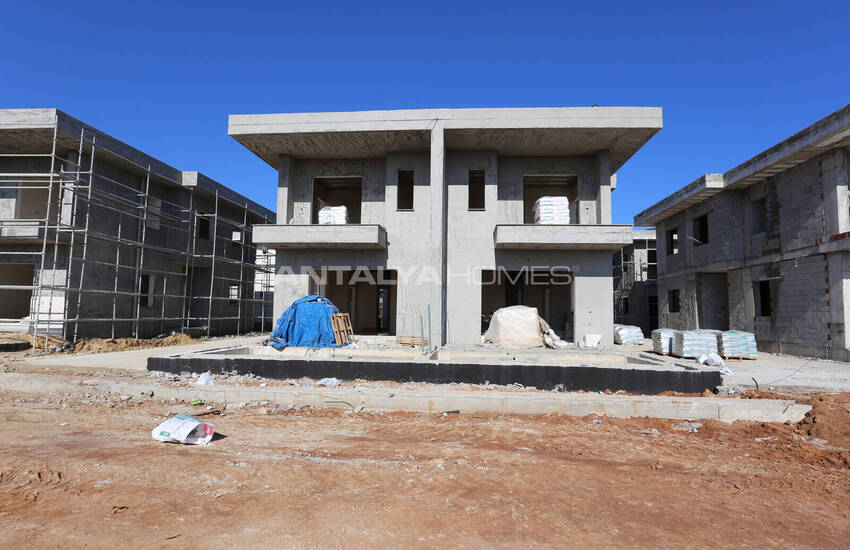 خانه‌های ۴ خوابه با استخر و باغ در دوشومآلتی 28