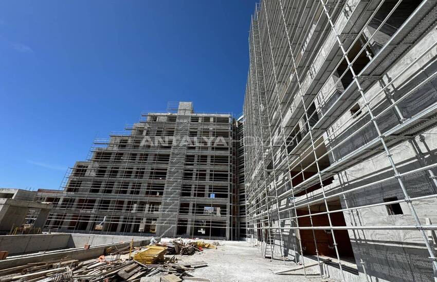 Elegant Apartments with Communal Pool in Antalya Altintas 13