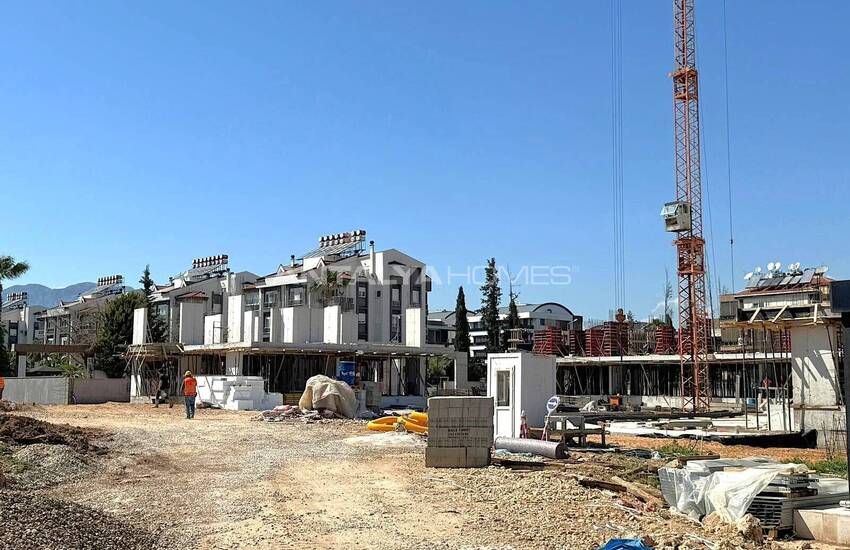 Flats in a Secure Complex with Pools in Antalya Uncalı 33