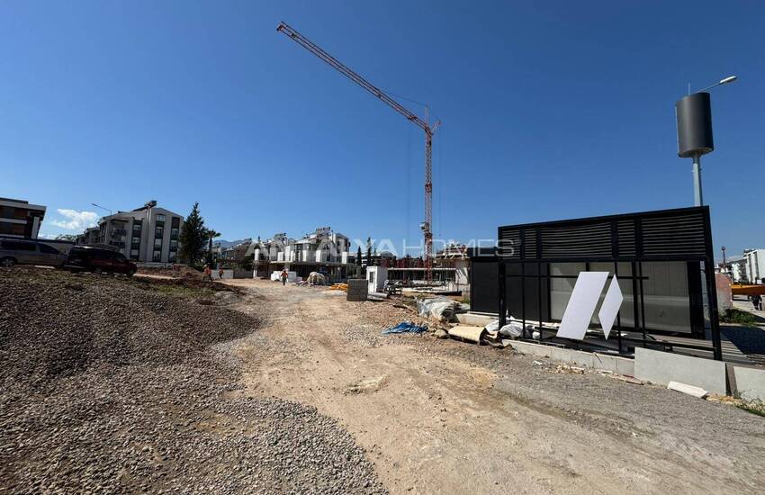 Flats in a Secure Complex with Pools in Antalya Uncalı 32