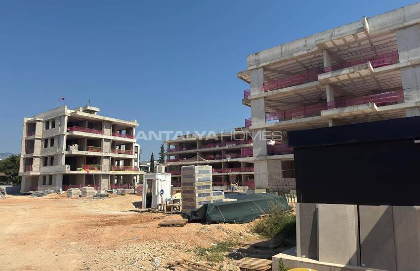 Flats in a Secure Complex with Pools in Antalya Uncalı 33