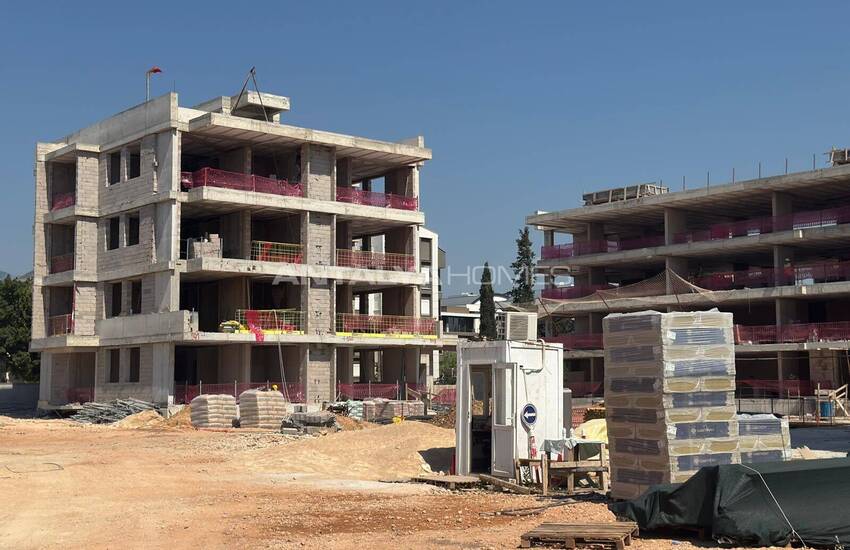 Flats in a Secure Complex with Pools in Antalya Uncalı 34