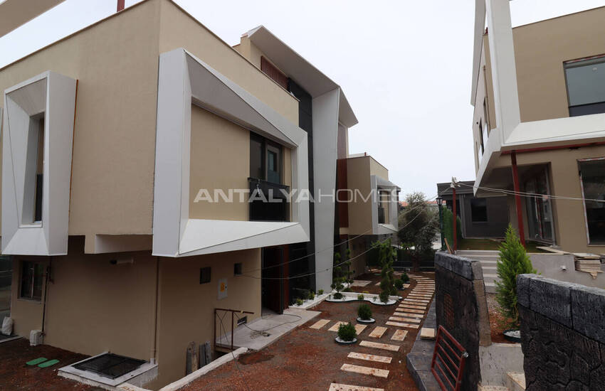 Mersin Mezitli'de Deniz ve Şehir Manzaralı Lüks Villalar 25