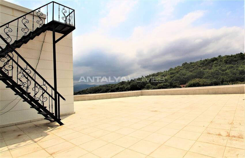 مبنى مع مسبح داخلي مناسب للاستخدام الفندقي في يلوا