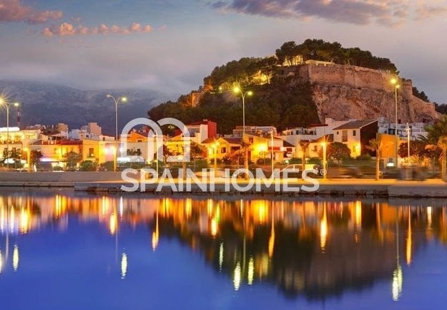 Centrally Located Townhouse with Communal Pool in Alicante 14