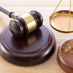 الاستعانة بمحامي أو كاتب عدل
