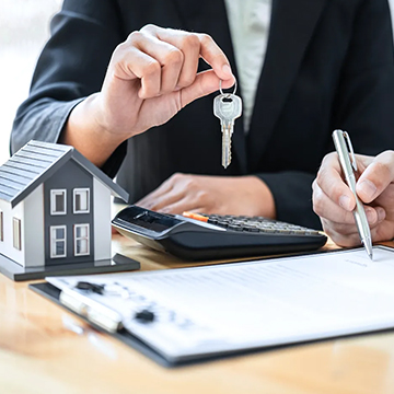 两人手持钥匙签署合同