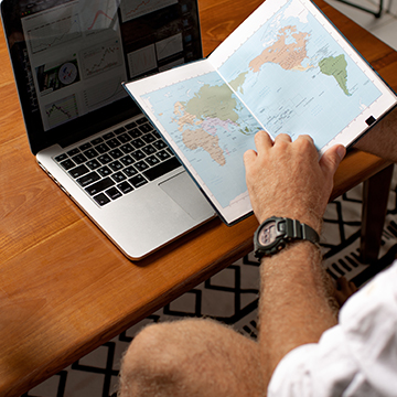 اكتشف كيف يمكنك الانتقال إلى إسبانيا بشكل قانوني دون الحاجة إلى تأشيرة ذهبية. تعرف على خيارات الإقامة، أنواع التأشيرات، وشراء العقارات في إسبانيا.