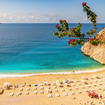 Antalya’nın batı plajları huzurlu bir atmosfer sunar
