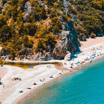 Antalya plajları ücretsiz halk plajlarından ücretli seçeneklere kadar çeşitlidir