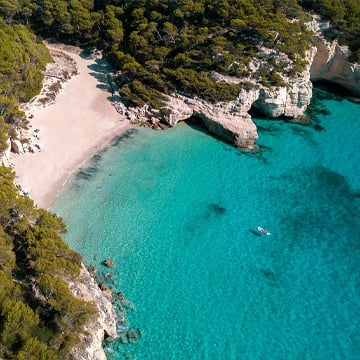 Antalya plajları hem canlı hem de sakindir